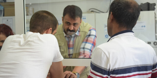 Πρόσφυγες και μετανάστες στο κενό του συστήματος περίθαλψης