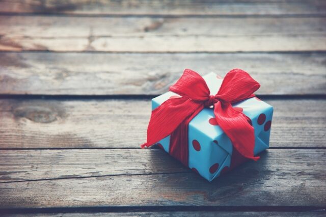 Χριστούγεννα: Άνοιξε το δώρο της πρώην του 47 χρόνια μετά: “Η ειρωνεία είναι τρομακτική”