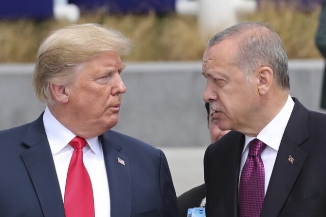Bloomberg: Ο Τραμπ δεν πρέπει να αφήσει τον Ερντογάν να ξεφύγει