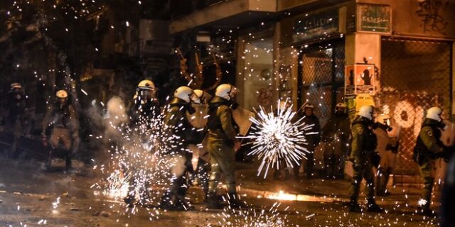 Αλέξανδρος Γρηγορόπουλος: Άγρια επεισόδια μετά την πορεία -Προσαγωγές και τραυματίες στα Εξάρχεια