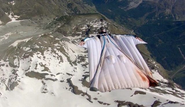 Βίντεο που κόβει την ανάσα: Ελεύθερη πτώση πάνω απ’ τα βουνά της Ελβετίας