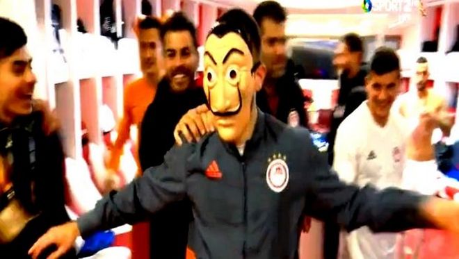 Βίντεο: Ο Φορτούνης πανηγυρίζει με μάσκα “Casa de papel” στα αποδυτήρια