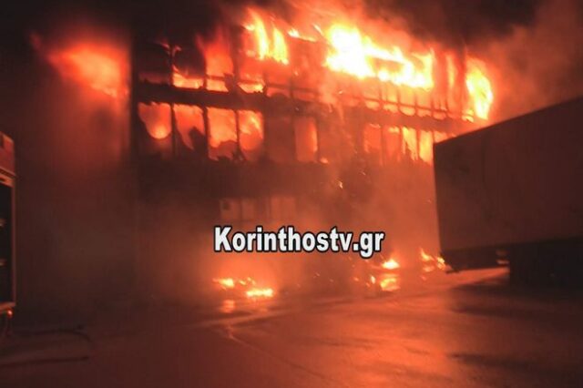 Μεγάλη φωτιά σε κτήριο μεταφορικής εταιρείας στην Κόρινθο