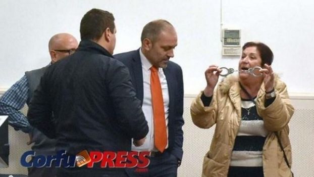 Χαμός στο δημοτικό συμβούλιο Κέρκυρας: Αυγά, γιαούρτια και χειροπέδες