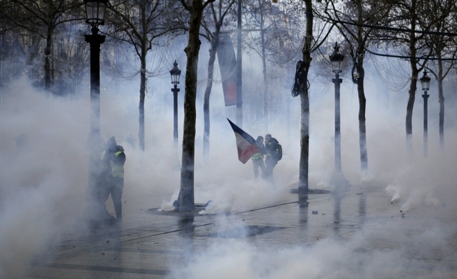Κίτρινα γιλέκα: Υποτονική η κινητοποίηση του Σαββάτου – Δακρυγόνα και συλλήψεις
