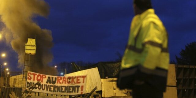 Νίκη των “κίτρινων γιλέκων”: “Ακυρώνεται” για όλο το 2019 η αύξηση των φόρων στα καύσιμα