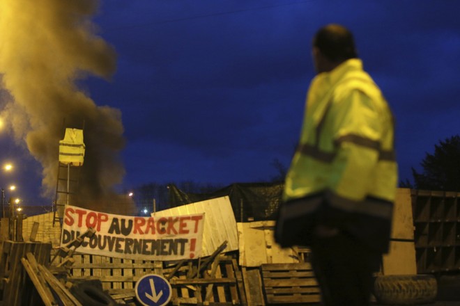 Νίκη των “κίτρινων γιλέκων”: “Ακυρώνεται” για όλο το 2019 η αύξηση των φόρων στα καύσιμα