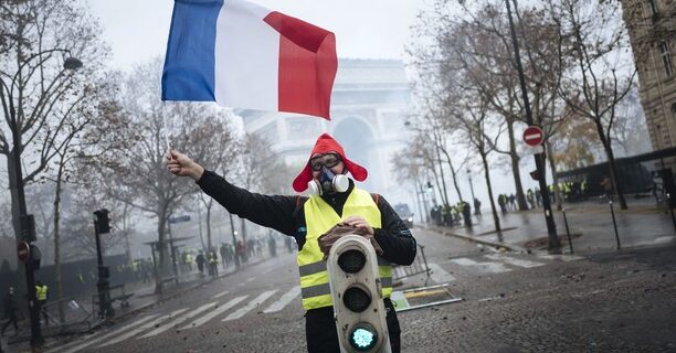 Ισχυρό παρών της άκρας δεξιάς στα “κίτρινα γιλέκα”