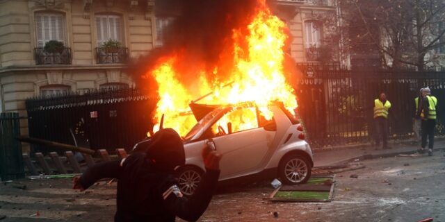 Le Monde για “κίτρινα γιλέκα”: Ανεκδιήγητες οι βιαιότητες στο Παρίσι
