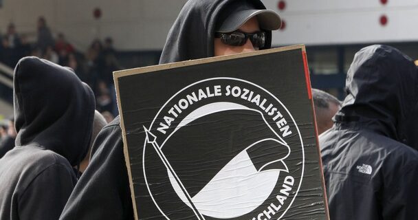 Εκατοντάδες οι ασύλληπτοι νεοναζί στη Γερμανία