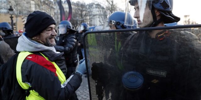 “Κίτρινα γιλέκα”: Πόλη φρούριο το Παρίσι – 278 προληπτικές συλλήψεις