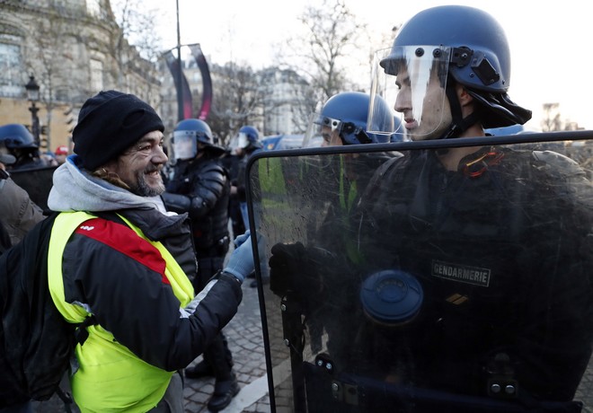 “Κίτρινα γιλέκα”: Πόλη φρούριο το Παρίσι – 278 προληπτικές συλλήψεις