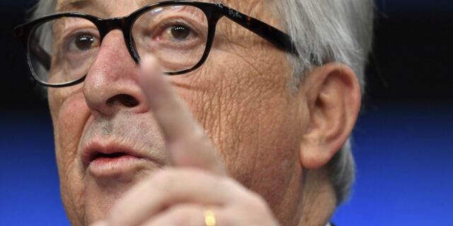 Ο Γιούνκερ “σκοντάφτει” χαρούμενος και η Κομισιόν απαντά στις φήμες