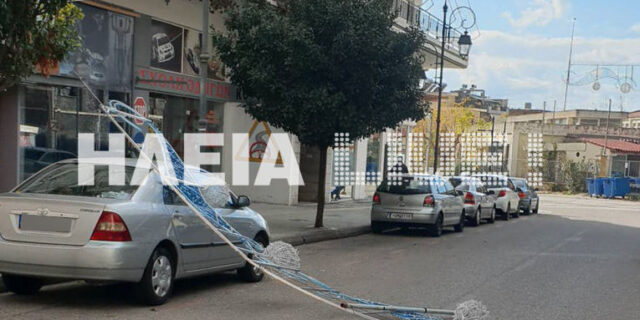Πύργος: Παραλίγο τραγωδία – Έπεσε ο στολισμός και πλάκωσε οχήματα