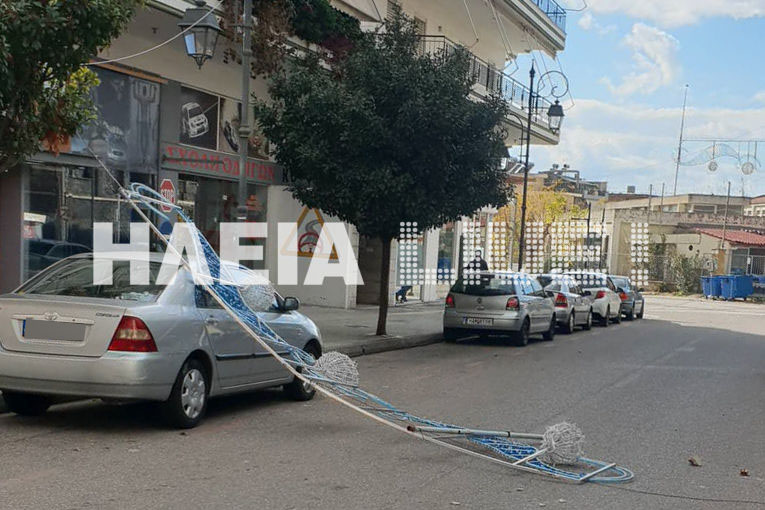 Πύργος: Παραλίγο τραγωδία – Έπεσε ο στολισμός και πλάκωσε οχήματα