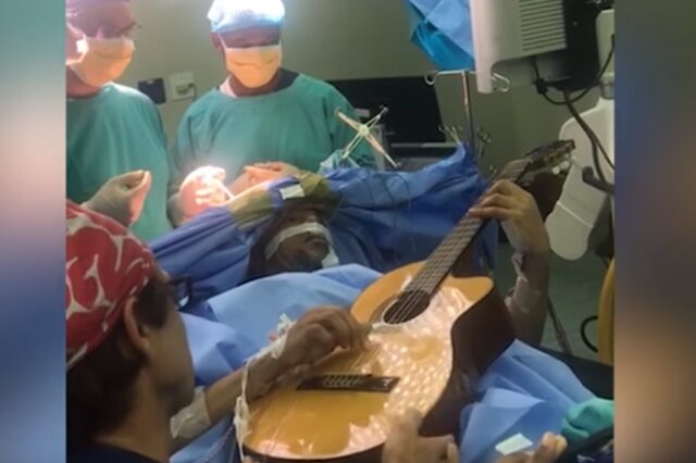 Μουσικός έπαιζε κιθάρα όσο οι χειρουργοί του αφαιρούσαν έναν όγκο από τον εγκέφαλο
