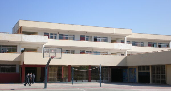Άγνωστος απείλησε με μαχαίρι καθηγητές και μαθητές στο 4ο Γυμνάσιο Αιγάλεω