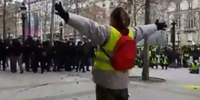 Κίτρινα Γιλέκα: Στην κοιλιά διαδηλωτή βομβίδα σε ευθεία βολή