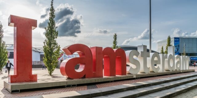 Αποκαθηλώνουν το “I amsterdam”