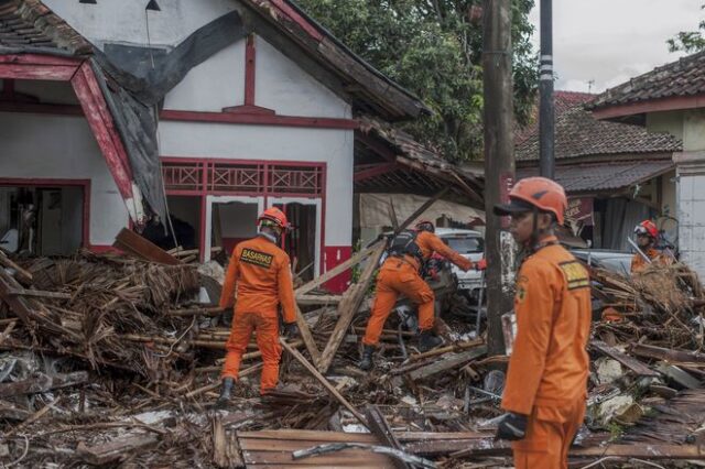 Τσουνάμι στην Ινδονησία: Μάχη με τον χρόνο για εντοπισμό επιζώντων – Συγκλονίζουν οι περιγραφές