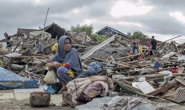 Τραγωδία δίχως τέλος στην Ινδονησία: 281 νεκροί – Έτσι ξεκίνησε το τσουνάμι