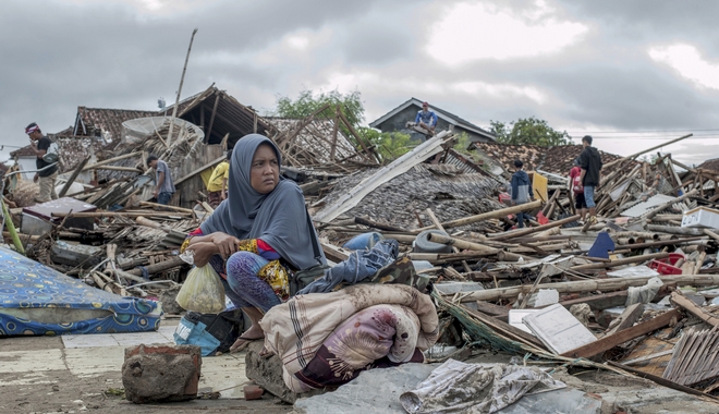 Τραγωδία δίχως τέλος στην Ινδονησία: 281 νεκροί – Έτσι ξεκίνησε το τσουνάμι