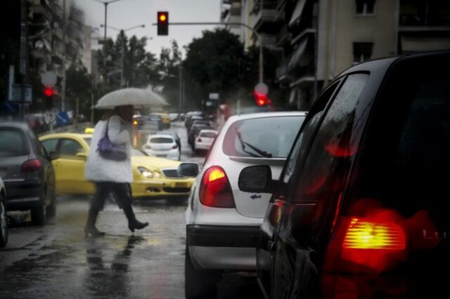 Πρόσκαιρες βροχές και πτώση θερμοκρασίας από τη Δευτέρα