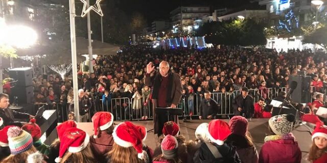 Η Καλαμάτα φωταγώγησε το Χριστουγεννιάτικο δέντρο της