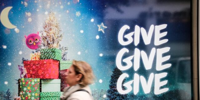 Εορταστικό ωράριο: Πώς θα λειτουργήσουν τα καταστήματα σήμερα, τελευταία Κυριακή του χρόνου