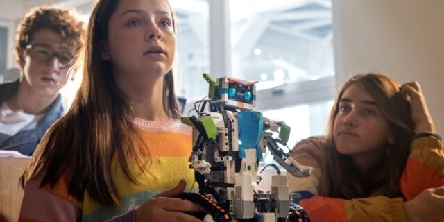 Γιατί τα παιδιά θα “κολλήσουν” με το “ROBOGIRL”