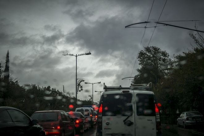 Κίνηση στους δρόμους: Κυκλοφοριακό κομφούζιο λόγω βροχής
