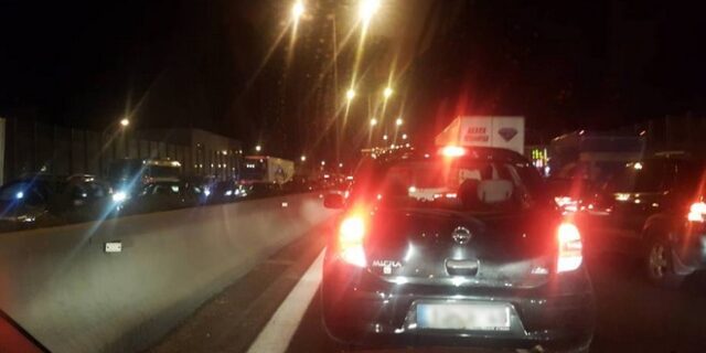 Τροχαίο ΙΧ με νταλίκα στην Αθηνών-Λαμίας: Ουρές χιλιομέτρων
