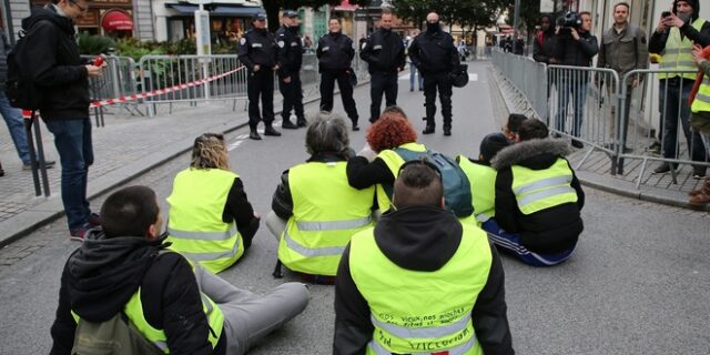 Γαλλία: Εγκρίθηκαν τα οικονομικά μέτρα για την αντιμετώπιση της κρίσης των “κίτρινων γιλέκων”