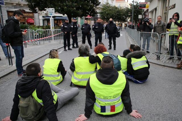 Γαλλία: Εγκρίθηκαν τα οικονομικά μέτρα για την αντιμετώπιση της κρίσης των “κίτρινων γιλέκων”