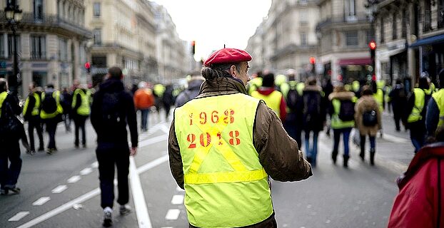 Συνεχίζουν απτόητα τα “κίτρινα γιλέκα”: “Ο βασιλιάς Μακρόν έδωσε ψίχουλα”