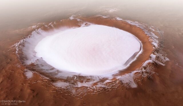 Χριστουγεννιάτικο κλίμα και στον Άρη – Εντυπωσιακή φωτογραφία “χιονισμένου” κρατήρα