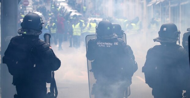 Παρίσι: Ξεκίνησε η πρώτη δίκη αστυνομικού για βιαιοπραγίες εναντίον των “κίτρινων γιλέκων”