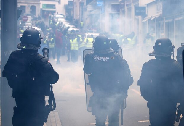 Παρίσι: Ξεκίνησε η πρώτη δίκη αστυνομικού για βιαιοπραγίες εναντίον των “κίτρινων γιλέκων”