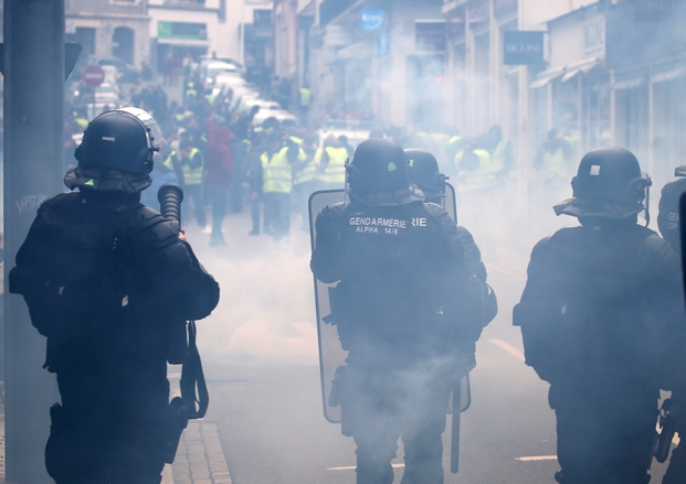 Γαλλία: Αστυνομική ασυδοσία με “σφραγίδα” Μακρόν – Τέλος η ελευθερία του Τύπου