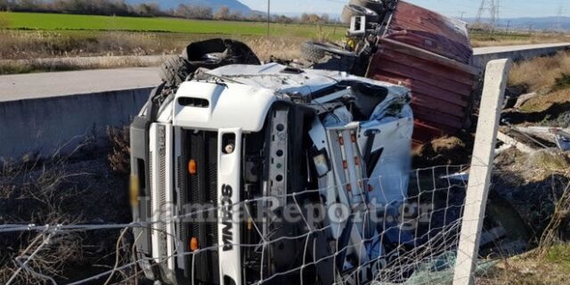 Λαμία: Σοβαρό τροχαίο – Διαλύθηκε η νταλίκα, σώθηκε ο οδηγός