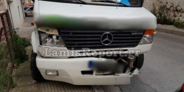 Λαμία: Λεωφορείο έπεσε σε παρκαρισμένα ΙΧ και μετά σε μαντρότοιχο