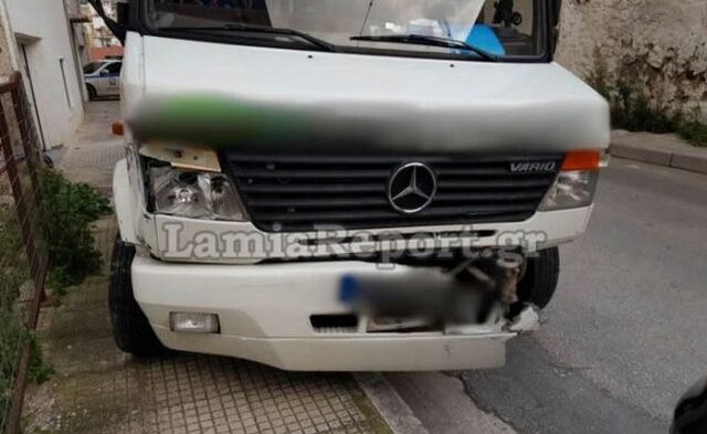Λαμία: Λεωφορείο έπεσε σε παρκαρισμένα ΙΧ και μετά σε μαντρότοιχο