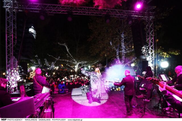 Μύρισε Χριστούγεννα σε Μαρούσι και Πειραιά – Άναψαν τα δέντρα και ξεκίνησαν οι εκδηλώσεις