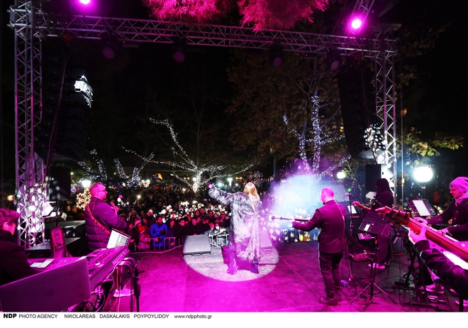 Μύρισε Χριστούγεννα σε Μαρούσι και Πειραιά – Άναψαν τα δέντρα και ξεκίνησαν οι εκδηλώσεις