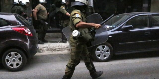 Επίθεση κουκουλοφόρων με μολότοφ στα ΜΑΤ στην Καισαριανή