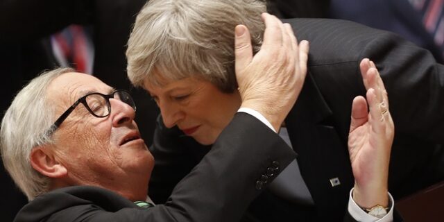 Γιούνκερ για την κατσάδα της Μέι: Δεν χορεύαμε – Νόμιζε ότι την επέκρινα