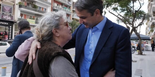 Βόλτα Μητσοτάκη στη Ν. Σμύρνη και η ατάκα στην κυρία με το καρότσι
