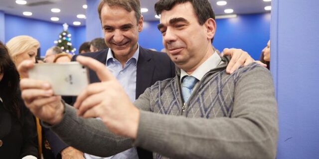 Ο Γιάννης που ακούει τα πάντα και όλοι εμπιστεύονται στη ΝΔ