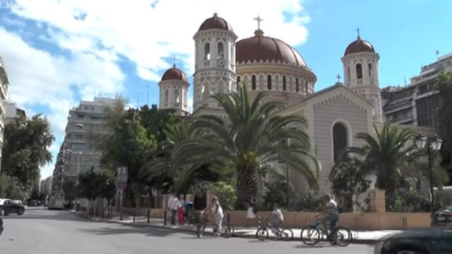 Παρέμβαση αναρχικών στη Μητρόπολη Θεσσαλονίκης με τρικάκια κατά του Άνθιμου