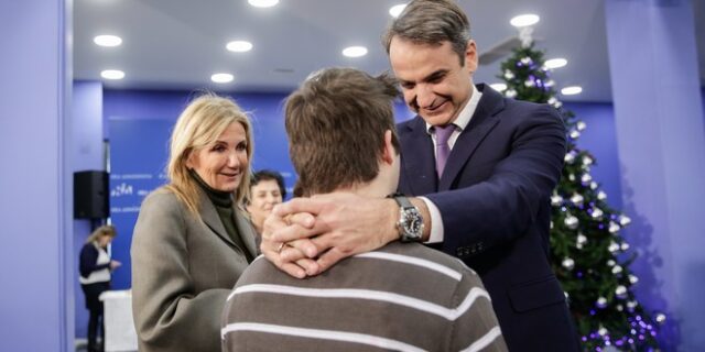 Θρακιώτες και πρόσκοποι έψαλλαν τα κάλαντα στον Μητσοτάκη